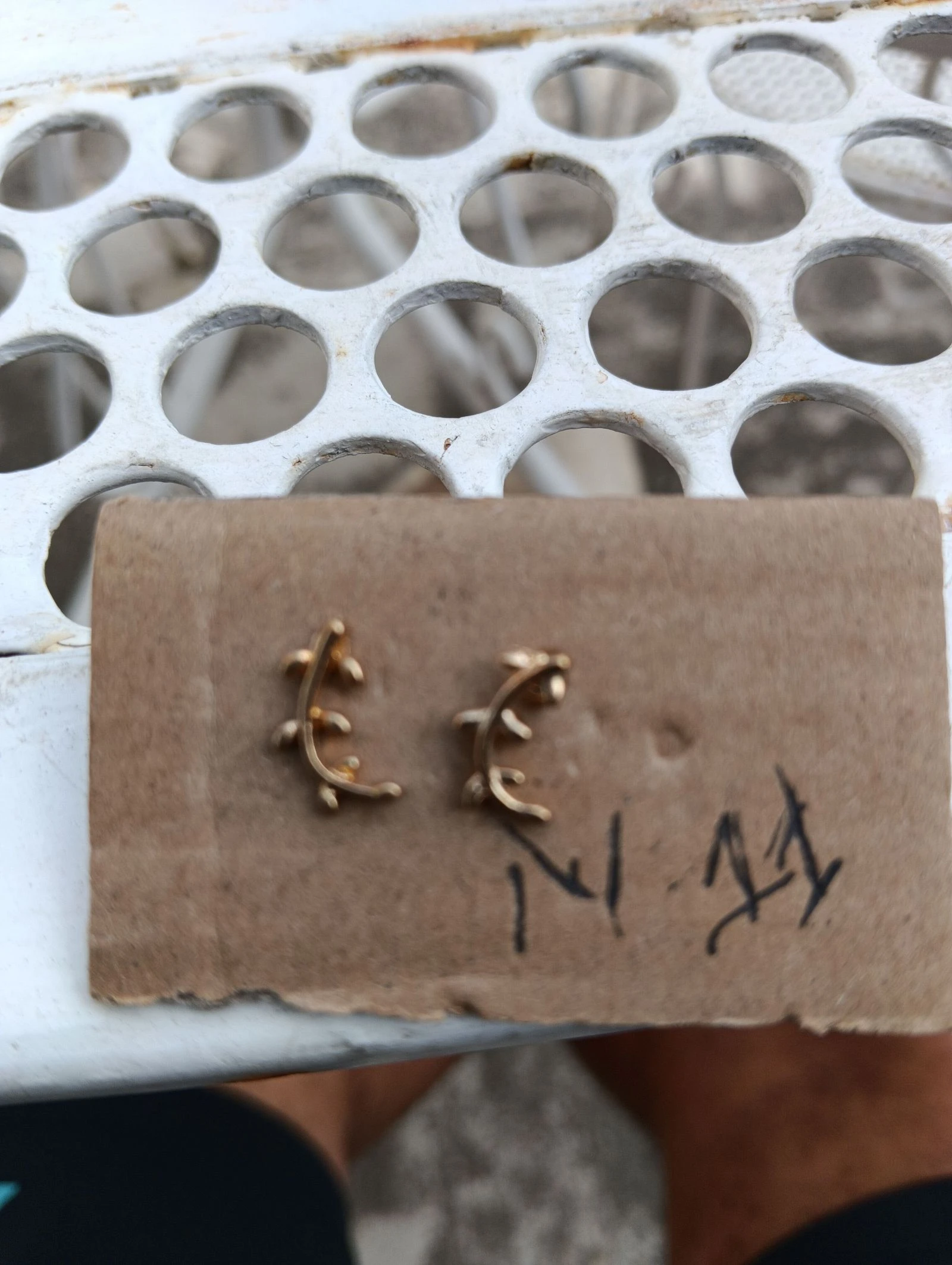 Paire de boucle d oreilles branches dorée neuve 